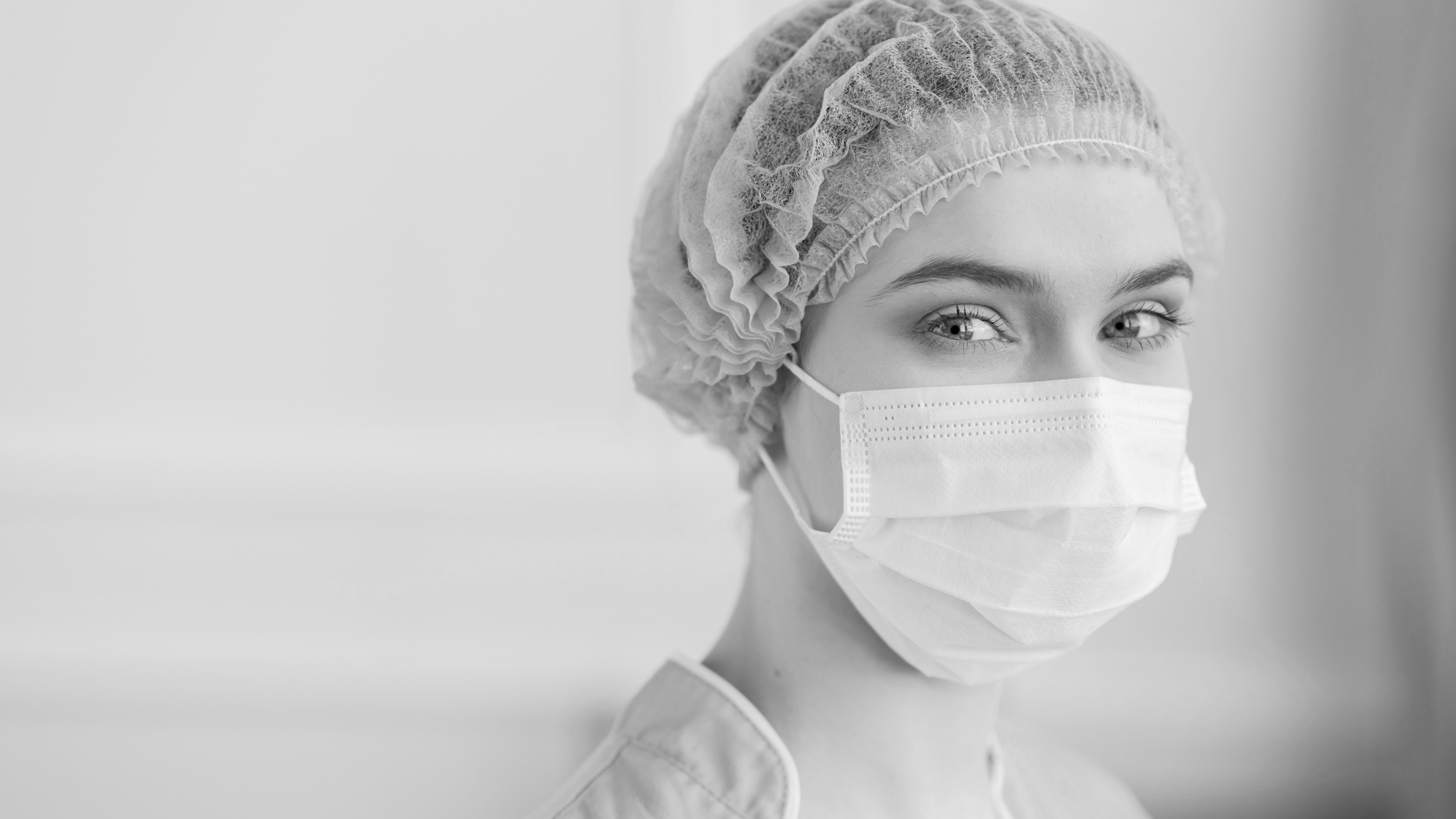 portrait-nurse-with-medical-mask-ConvertImage